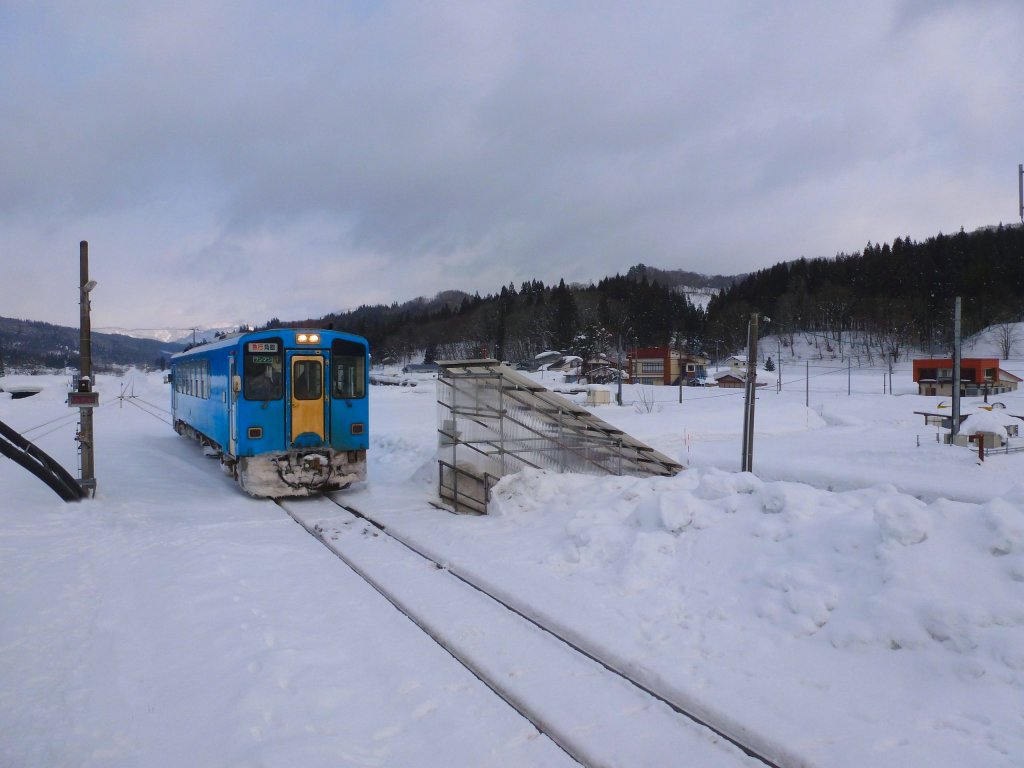 Akita Nairiku Bahn, Mittelteil: Wagen 8807 in Kami Hinokinai. Die Treppe zur Bahnlinie ist ganz  verpackt  gegen Schneeverwehungen. 14.Februar 2013. 