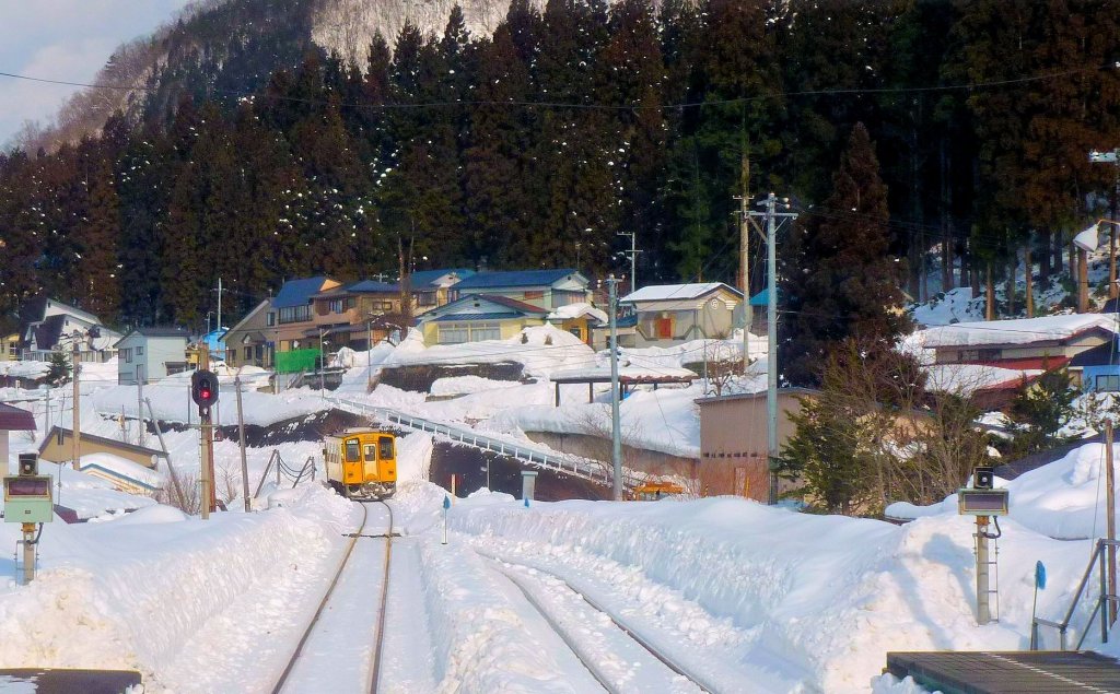 Akita Nairiku-Bahn, Nordabschnitt: Einfahrt des gelben Wagens 8801 von Norden her in Ani Maeda. 14.Februar 2013. 
