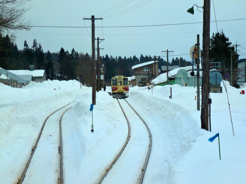 Akita Nairiku-Bahn, Nordabschnitt: Kreuzung mit Wagen 8804 in Aikawa, 14.Februar 2013. 