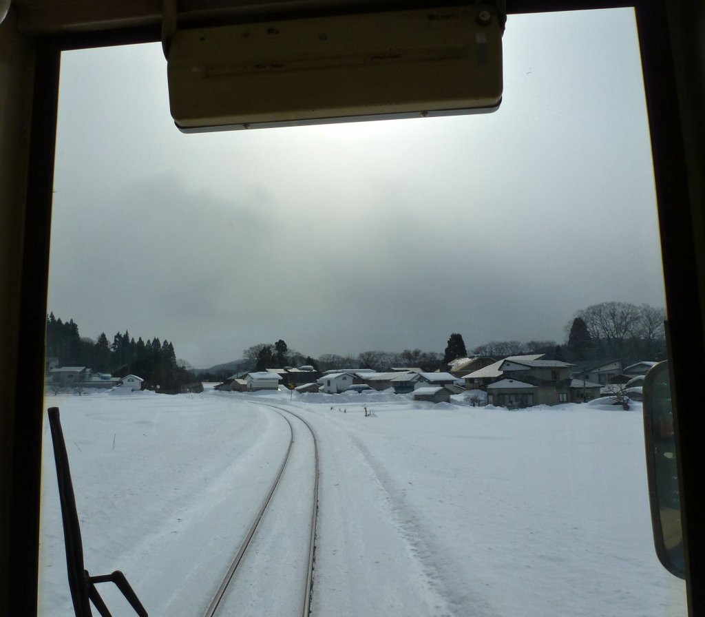 Akita Nairiku-Bahn, Nordabschnitt: Mrchenlandschaft nach Katsurase, 14.Februar 2013. Aus dem Wagen 8805. 