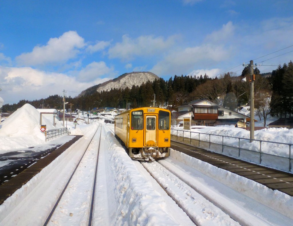 Akita Nairiku-Bahn, Nordabschnitt: Wagen 8801 in Ani Maeda. 14.Februar 2013. 
