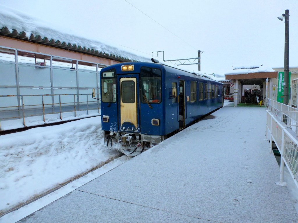 Akita Nairiku-Bahn, die Regel-Triebwagen Serie 8800: Praktisch der gesamte Verkehr wird heute von den 8 Triebwagen 8801-8807/8809 (Baujahr 1988) gefahren. Dazu kommt der fr Gesellschaftsfahrten in japanischem Sitzstil hergerichtete und mit Karaoke-Einrichtung versehene 8808. Im Bild Triebwagen 8805 an der Ausgangsstation Kakunodate (mit Shinkansen-Verbindung nach Tokyo), 14.Februar 2013. 