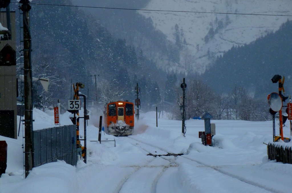 Akita Nairiku Bahn, Sdabschnitt: Dieser besteht aus der 19,2 km langen Strecke von Kakunodate nach Matsuba, der 1971 von der damaligen Staatsbahn erffnet und betrieben wurde. Wegen enormem Defizit war die Strecke jedoch 1981 zur Stilllegung vorgesehen, und der Weiterbau Richtung Norden, der sporadisch bis 1981 weiterging, wurde eingefroren. 1986 konnte der Betrieb durch eine lokale Trgerschaft gesichert werden. Im Bild fhrt Wagen 8803 in Yatsu ein, 14.Februar 2013. 