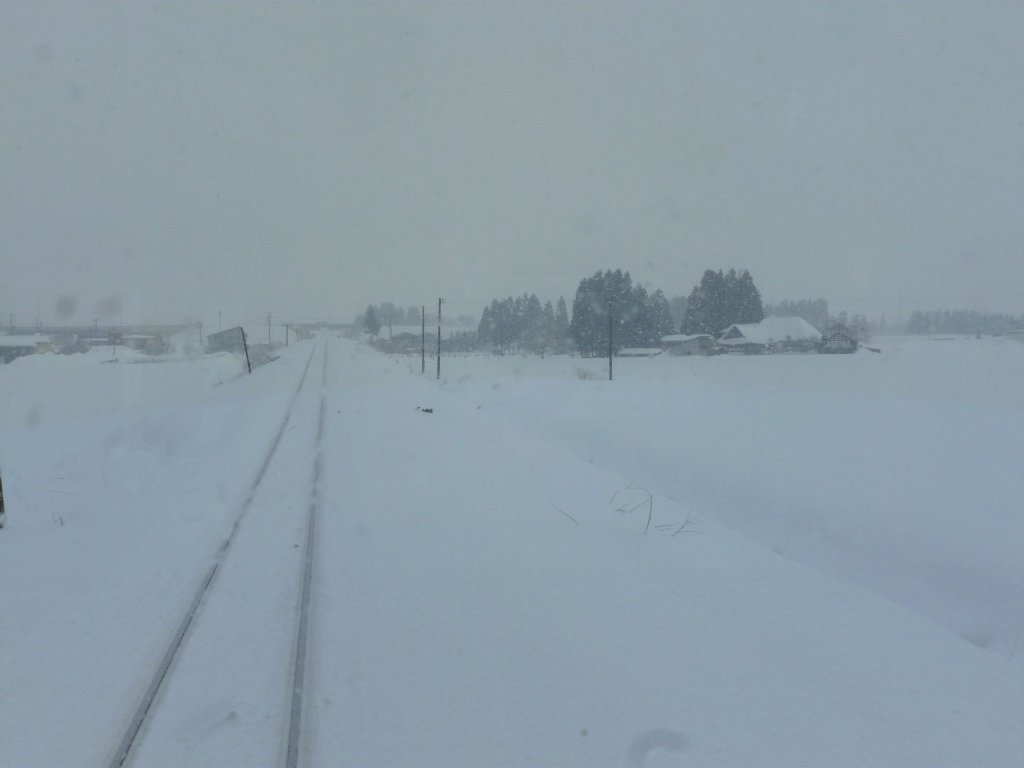 Akita Nairiku Bahn, Sdabschnitt: Im heftigsten Blizzard fhrt Wagen 8805 auf seiner Fahrt nach Norden durch die Hochebene von Zentral-Akita; bei Ugo ta, 14.Februar 2013. 