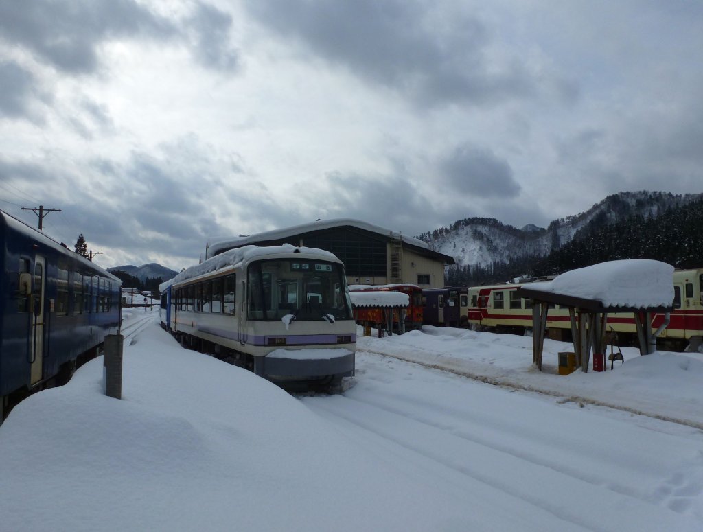 Akita Nairiku Bahn, die Touristik-Schnellzugstriebwagen: 1989 kamen die Panorama Doppeltriebwagen 8901-8904 und der Panorama Ergnzungstriebwagen 8905 in Dienst, und 2000 noch der vom Lotteriefonds gestiftete Panoramawagen 2001. Diese schnen Fahrzeuge mit ihren Sofas und kleinen Verkaufsecken werden, des Defizits wegen, seit 2012 nur noch auf Bestellung eingesetzt; auch fahren sie nicht mehr wie frher nach Norden ber die JR-Strecke bis zur Stadt Hirosaki durch. Im Bild Wagen 8901 in Aniai, 14.Februar 2013. 