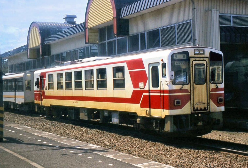 Akita Nairiku-Bahn: Wagen 8804 im Originalanstrich vor der Werkstatt in Aniai, 22.April 2003. 