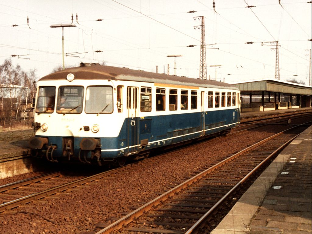 Akkutrieb 515 591-6 mit Nahverkehrszug 93 zwischen Oberhausen und Duisburg Meiderich Sd auf Oberhausen Hauptbahnhof am 3-3-1993. Bild und scan: Date Jan de Vries. 