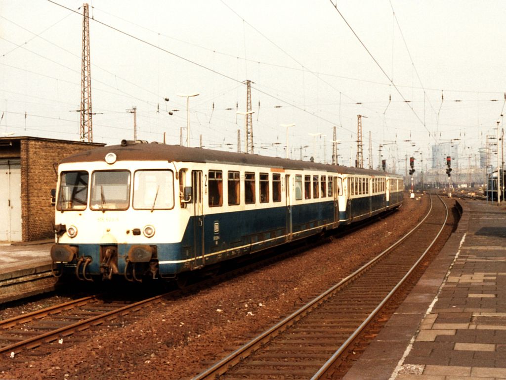 Akkutriebs 515 529-6, 515 548-6 und 815 617-6 auf Oberhausen Hauptbahnhof am 3-3-1993. Bild und scan: Date Jan de Vries. 