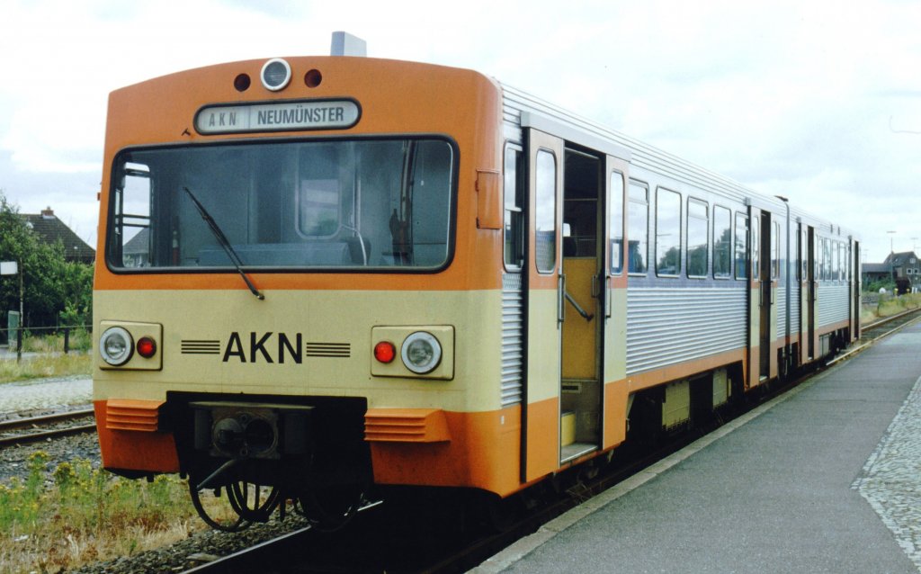 AKN VT2.46 in Heide, Juli 1993. Zug nach Neumnster. Inzwischen fahren hier die modernen Triebwagen der SHB.