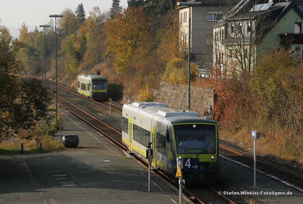 Aktuelle Betriebssituation  Kreuzung im Bf. Selbitz  am 28.10.2011 mit zwei Agilis Tw BR 650. Der linke Zug ist schon unterwegs nach Naila, der vorne stehende wird gleich nach Hof losfahren. Man kann auch noch die Weitläufigkeit des früher viel mehr Gleise umfassenden Bahnhofs erkennen...   Ach ja, Bilderdiebstahl wird verfolgt. Man kann einfach mailen....