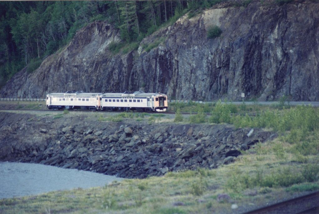 Alaska Railroad Budd RDC cars fhrt von Anchorage durch Girdwood richtung Seward. 1/3/1993 Foto.