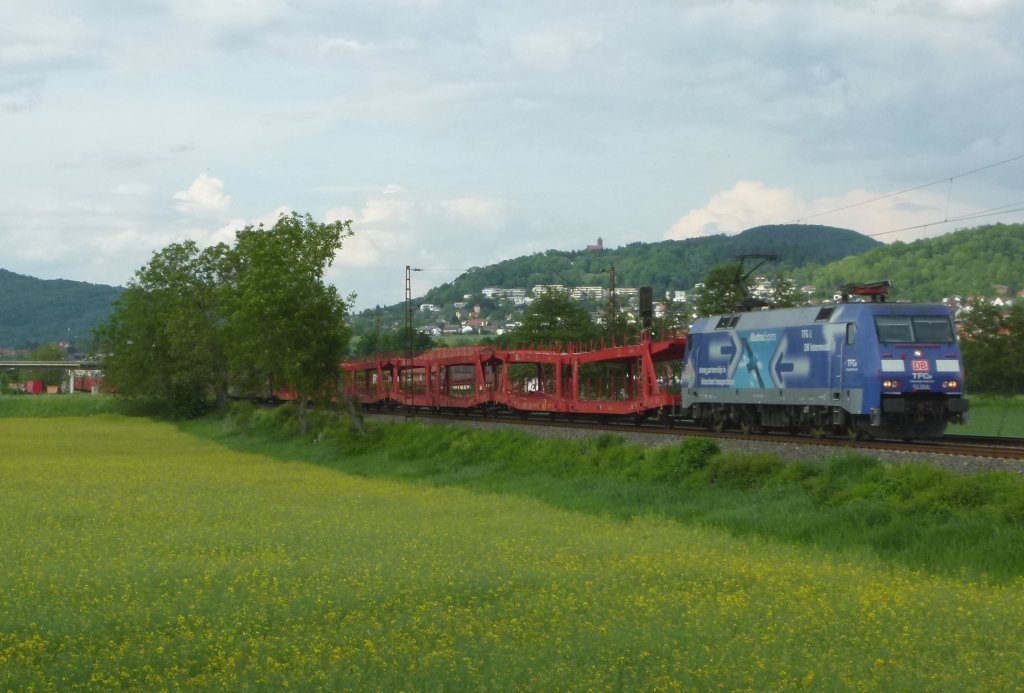 Albatros 152 136-8 ist mit einem leeren Autozug am 11.05.2012 bei L�tzelsachsen