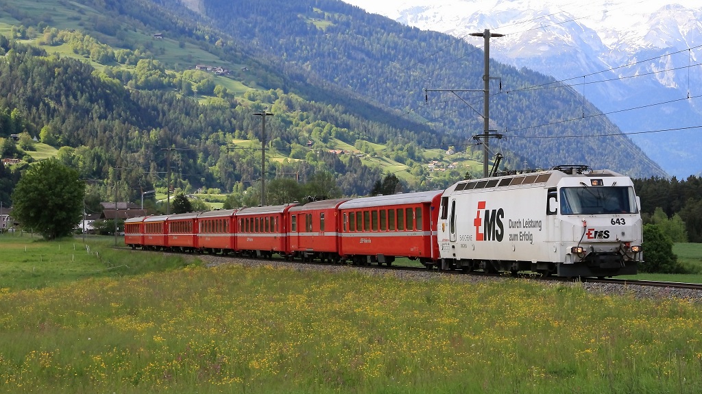 Albulaschnellzug RE 1153 von Chur nach St. Moritz mit Ge 4/4 III 643  Vals  kurz nach Cazis. (18.05.2013)