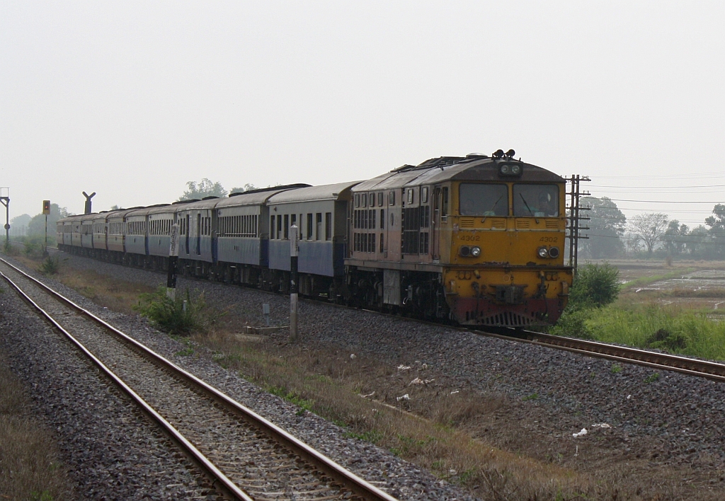 ALD 4302 (Co'Co', de, Alsthom, Bj.1983) fhrt am 17.Mai 2012 zwischen den Bahnhfen Map Prachan und Ban Ma in Richtung Bangkok.