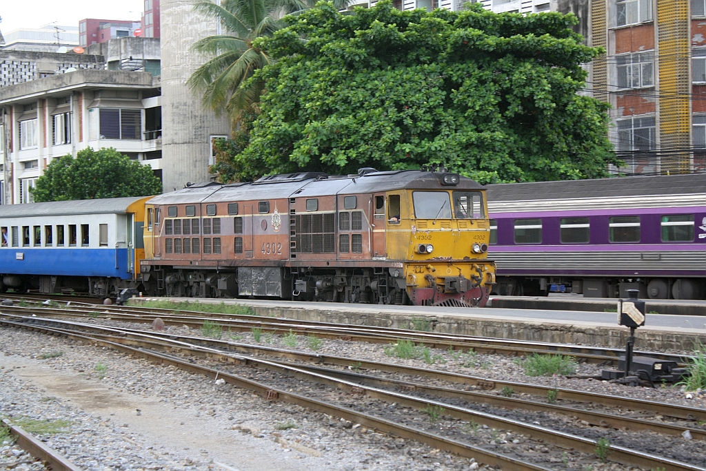 ALD 4302 (Co'Co', de, Alsthom, Bj.1983) f�hrt am 02.Juni 2012 in den Bf. Hua Lamphong ein. 

