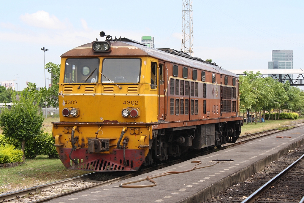 ALD 4302 (Co'Co', de, Alsthom, Bj.1983) 08.Juni 2012 im Bf. Bang Sue.
