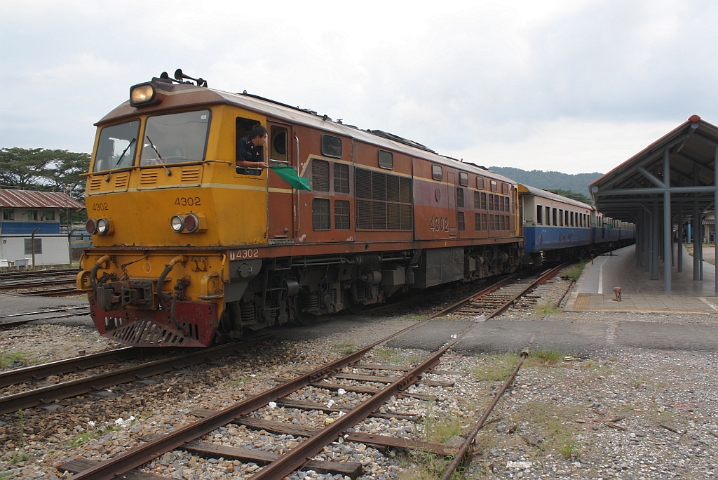 ALD 4302 verl�sst mit dem RAP 168 (Kantang - Bangkok) am 25.Oktober 2010 den Bf. Thung Song Junction.