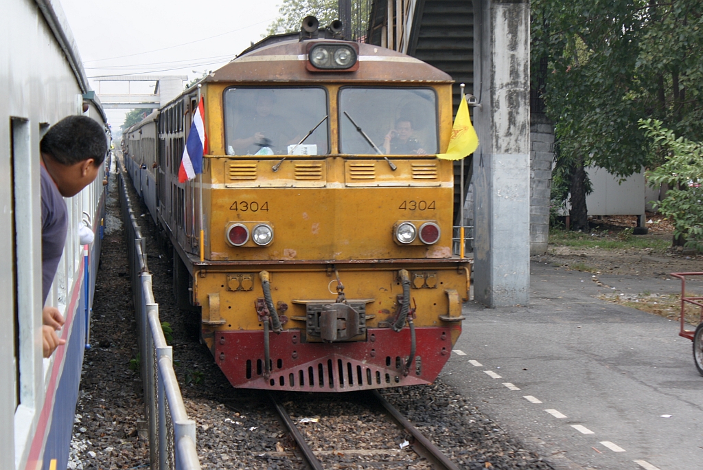 ALD 4302 (wie alle Lokomotiven, aus Anlass des Geburtstages von Knig Bhumiphol tagelang beflaggt) am 06.Dezember 2010 im Bf. Sam Sen.