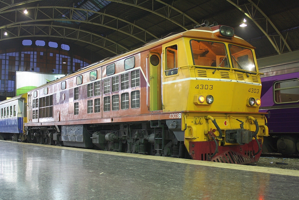 ALD 4303 (Co'Co', de, Alsthom, Bj.1983) am 10.Mai 2012 in der Halle des Bf. Hua Lamphong.