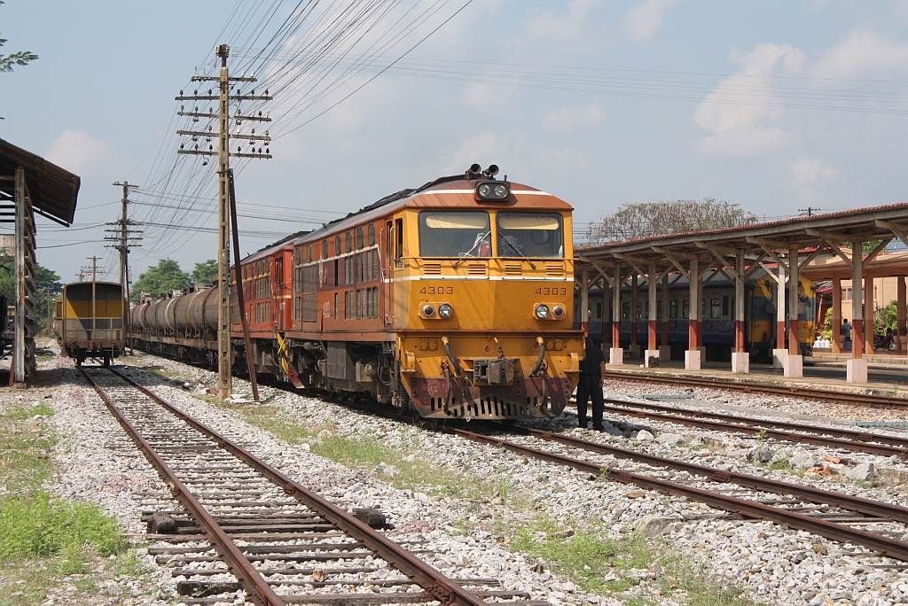 ALD 4303 (Co'Co', de, Alsthom, Bj.1983) als Vorspann zur ALS 4123 am 04.November 2012 mit Zug 644 (Nakhon Lampang - Map Ta Phut) beim Kreuzungshalt im Bf. Den Chai.