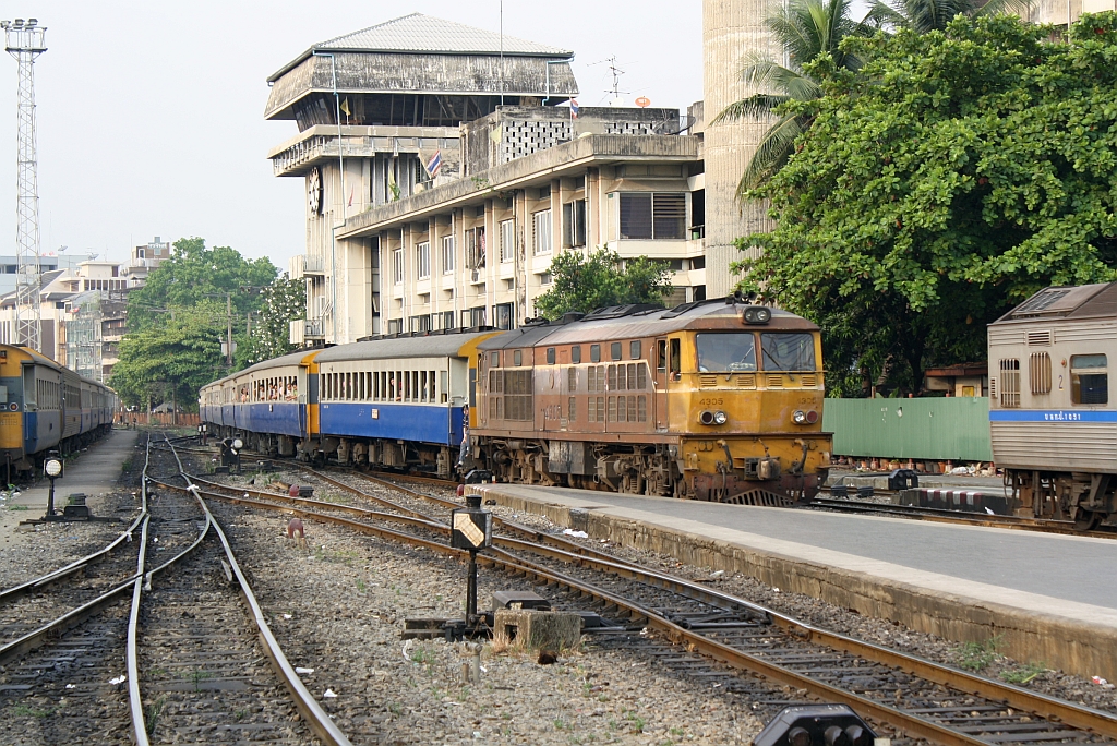 ALD 4305 (Co'Co', de, Alsthom, Bj.1983) f�hrt am 12.M�rz 2011 im Bf. Hua Lamphong mit einem ORD auf Gleis 3 ein.