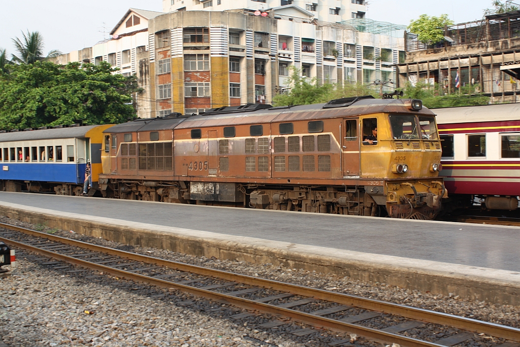 ALD 4305 (Co'Co', de, Alsthom, Bj.1983) am 12.M�rz 2011 auf Gleis 3 im Bf. Hua Lamphong.