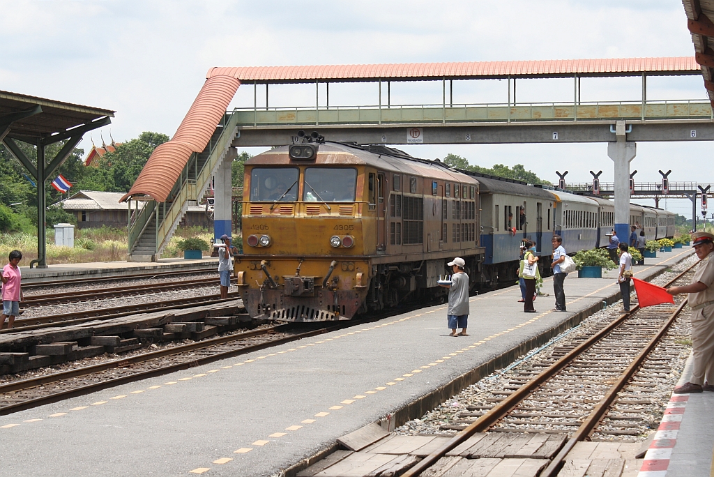 ALD 4305 fhrt mit dem ORD 202 (Phitsanulok - Bangkok) in den Bf. Ban Phachi ein, 24.August 2010.
