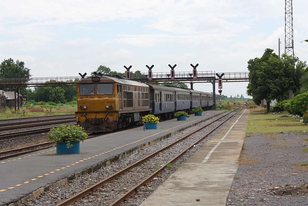 ALD 4305 f�hrt mit dem ORD 212 (Taphan Hin - Bangkok) am 22.August 2010 in den Bf. Ban Phachi ein.
