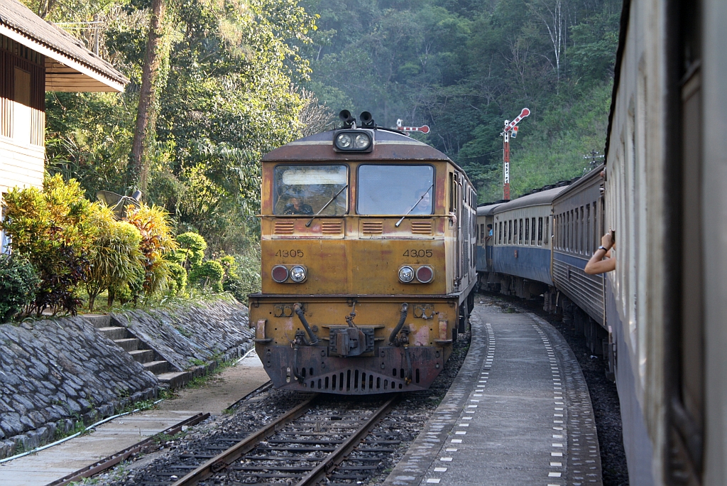 ALD 4305 hat ihre Vorspannleistung beim EXP 52 beendet und wird nun nach Tha Chomphu zurckkehren, um dort den SP EXP 14 vorzuspannen. Bf. Khun Tan am 06.Jnner 2011.