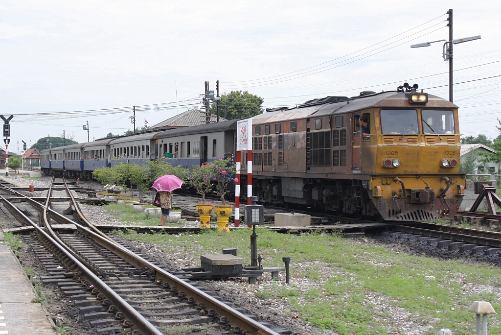 ALD 4305 mit dem ORD 212 (Taphan Hin - Bangkok) am 22.August 2010 im Bf. Ayutthaya.