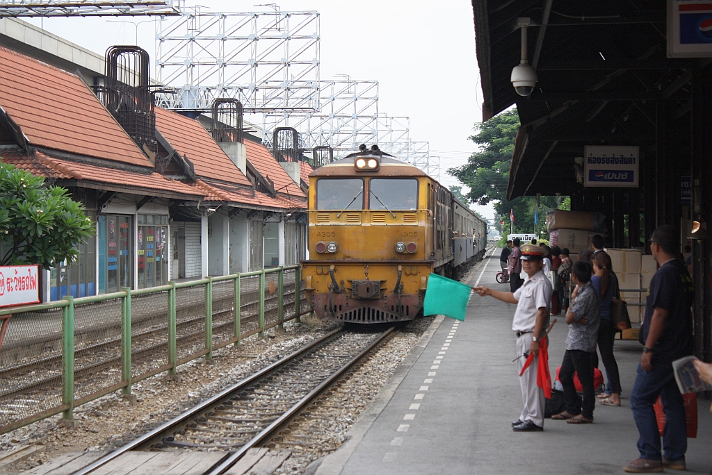 ALD 4305 mit dem ORD 211 (Bangkok - Taphan Hin) am 21.August 2010 im Bf. Don Muang.