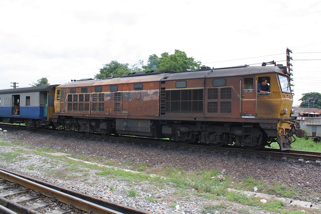 ALD 4305 vor dem ORD 212 (Taphan Hin - Bangkok) am 22.August 2010 im Bf. Ayutthaya.