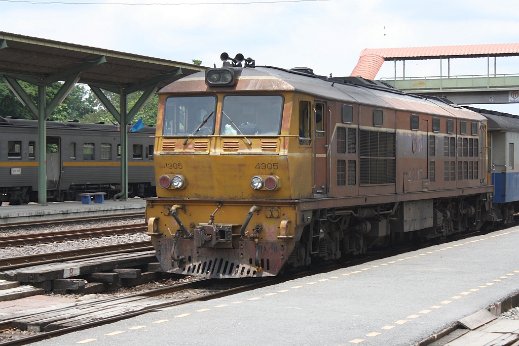 ALD 4305 vor mit dem ORD 202 (Phitsanulok - Bangkok) im den Bf. Ban Phachi am 24.August 2010.