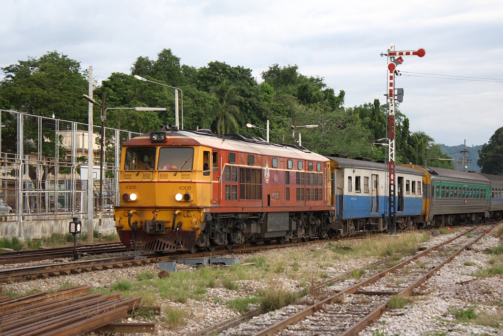 ALD 4306 (Co'Co', de, Alsthom, Bj.1983) fhrt am 23.Aug. 2011 mit dem RAP 168 von Kantang nach Bangkok in den Bf. Surat Thani ein.