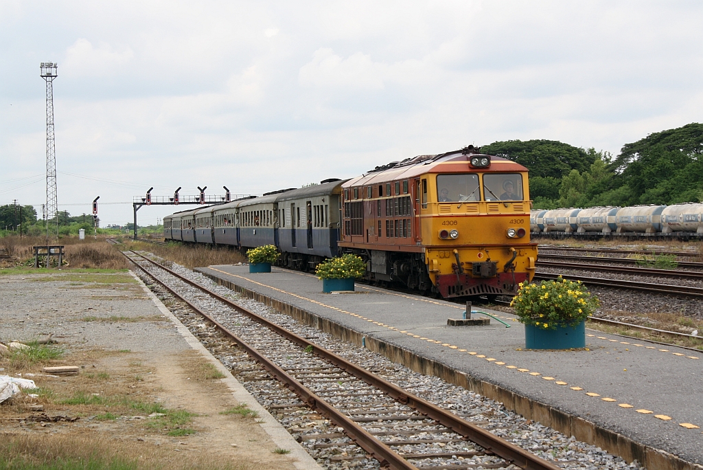 ALD 4306 mit dem ORD 201 von Bangkok nach Phitsanulok bei der Einfahrt in den Bf. Ban Phachi am 24.August 2010.