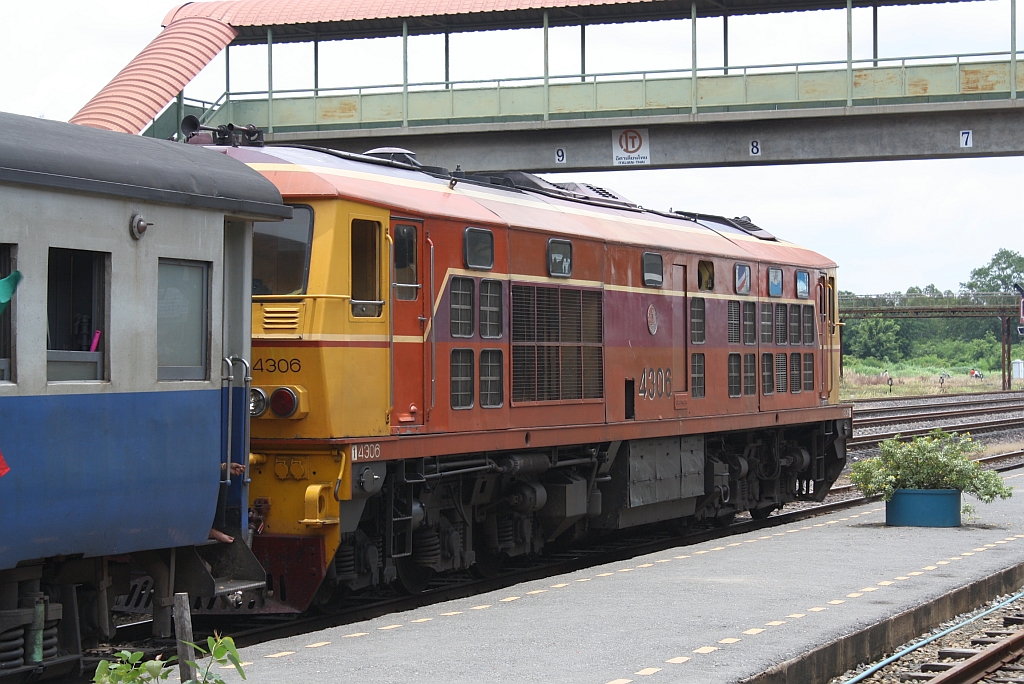 ALD 4306 vor dem ORD 201 (Bangkok - Phitsanulok) am 24.August 2010 im  Bf. Ban Phachi.