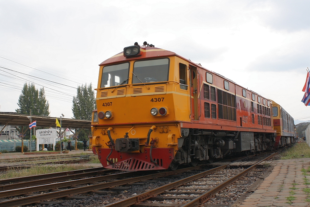 ALD 4307 (Co'Co', de, Alsthom, Bauj. 1983) und HID 4515 (Co'Co', de, Hitachi, Bauj. 1993)kommen voll betankt aus dem Depot und werden den Exp 51 bespannen; Nakhon Lampang am 10.Jnner 2011.