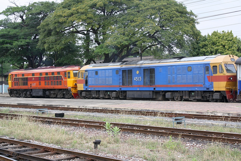 ALD 4307 (Co'Co', de, Alsthom, Bauj. 1983) und HID 4515 (Co'Co', de, Hitachi, Bauj. 1993) am 10.Jnner 2011 im Bf. Nakhon Lampang vor dem Exp 51 nach Chiang Mai.