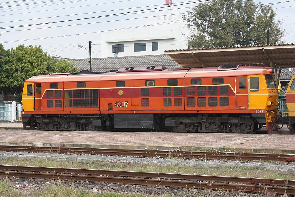 ALD 4307 (Co'Co', de, Alsthom, Bauj. 1983) als Vorspann beim Exp 51 am 10.Jnner 2011 im Bf. Nakhon Lampang.