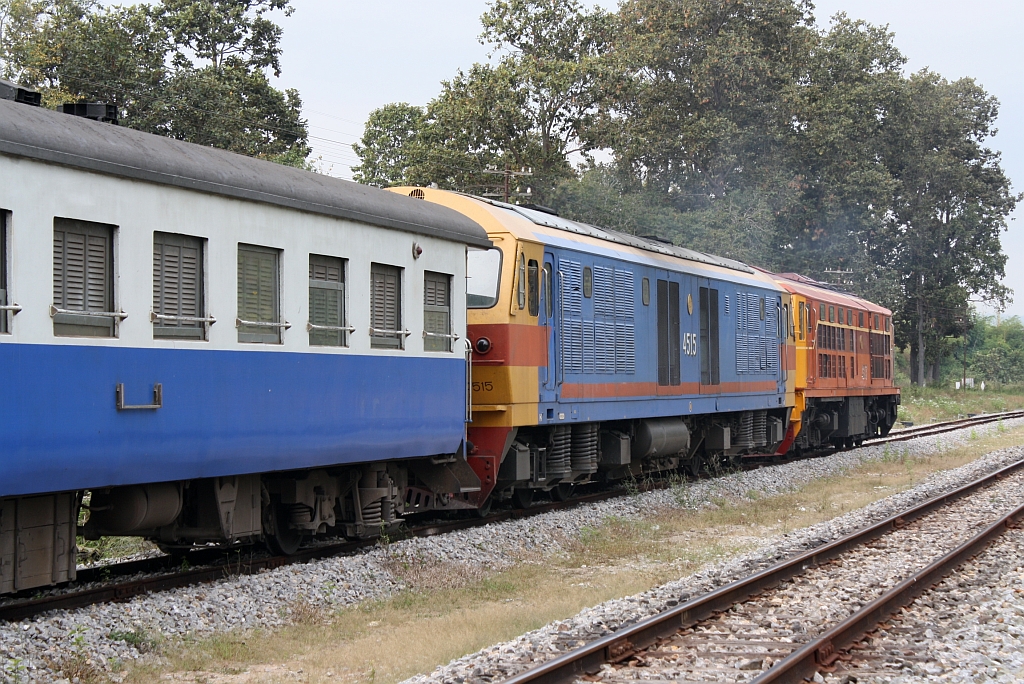 ALD 4307 (Co'Co', de, Alsthom, Bauj. 1983) und HID 4515 (Co'Co', de, Hitachi, Bauj. 1993) vor dem Exp 51 warten am 10.Jnner 2011 im Bf. Hang Chat auf die Kreuzung mit dem SP DRC 12.