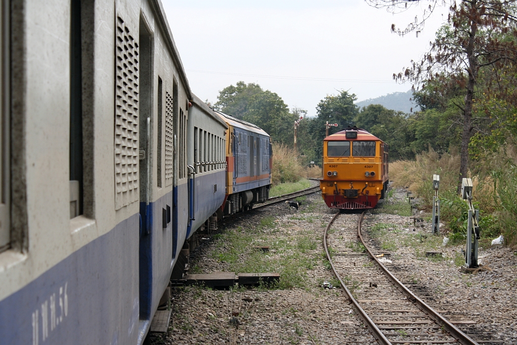 ALD 4307 (Co'Co', de, Alsthom, Bauj. 1983) hat ihre Vorspannleistung beim Exp 51 beendet und wird nun als Lokzug nach Nakhon Lampang zurckkehren. Bf. Khun Tan am 10.Jnner 2011.
