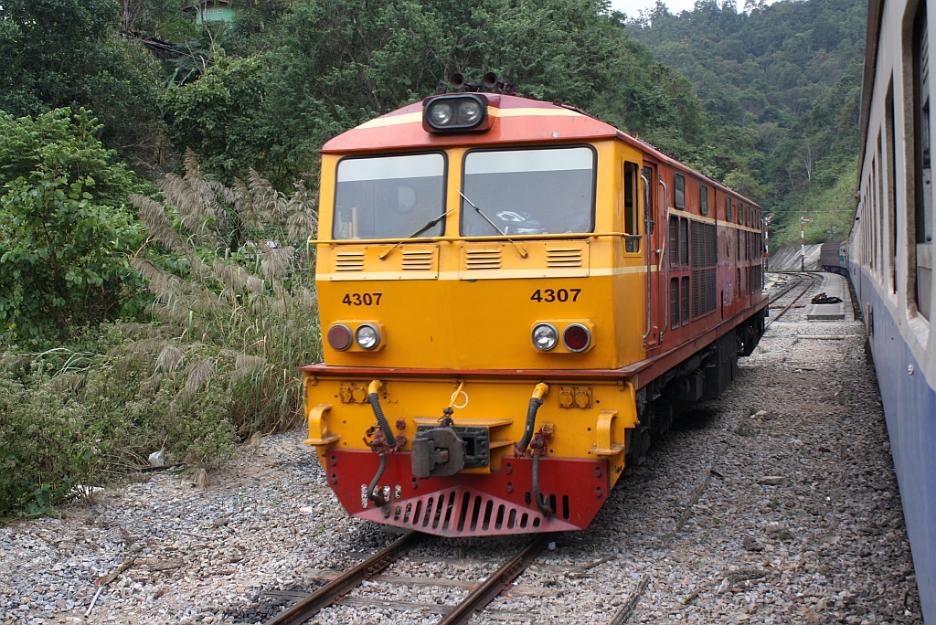 ALD 4307 (Co'Co', de, Alsthom, Bauj. 1983) als Lokzug nach Nakhon Lampang am 10.Jnner 2011 im Bf. Khun Tan.