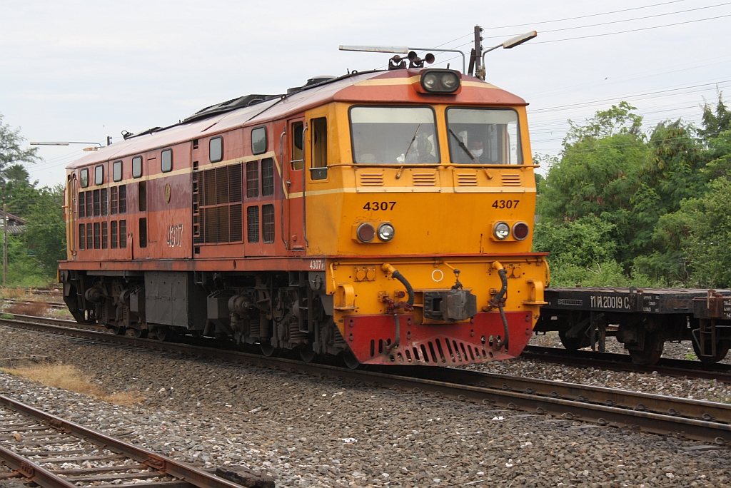 ALD 4307 (Co'Co', de, Alsthom, Bj.1983) f�hrt am 15.Juni 2011 als Lokzug durch den Bf. Thanon Chira Junction.