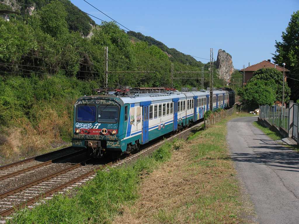 ALe 642.033 mit R 11854 Pisa Centrale-La Spezia Centrale in die Nhe von das ehemalige Bahnhof Montignoso am 17-5-2012.