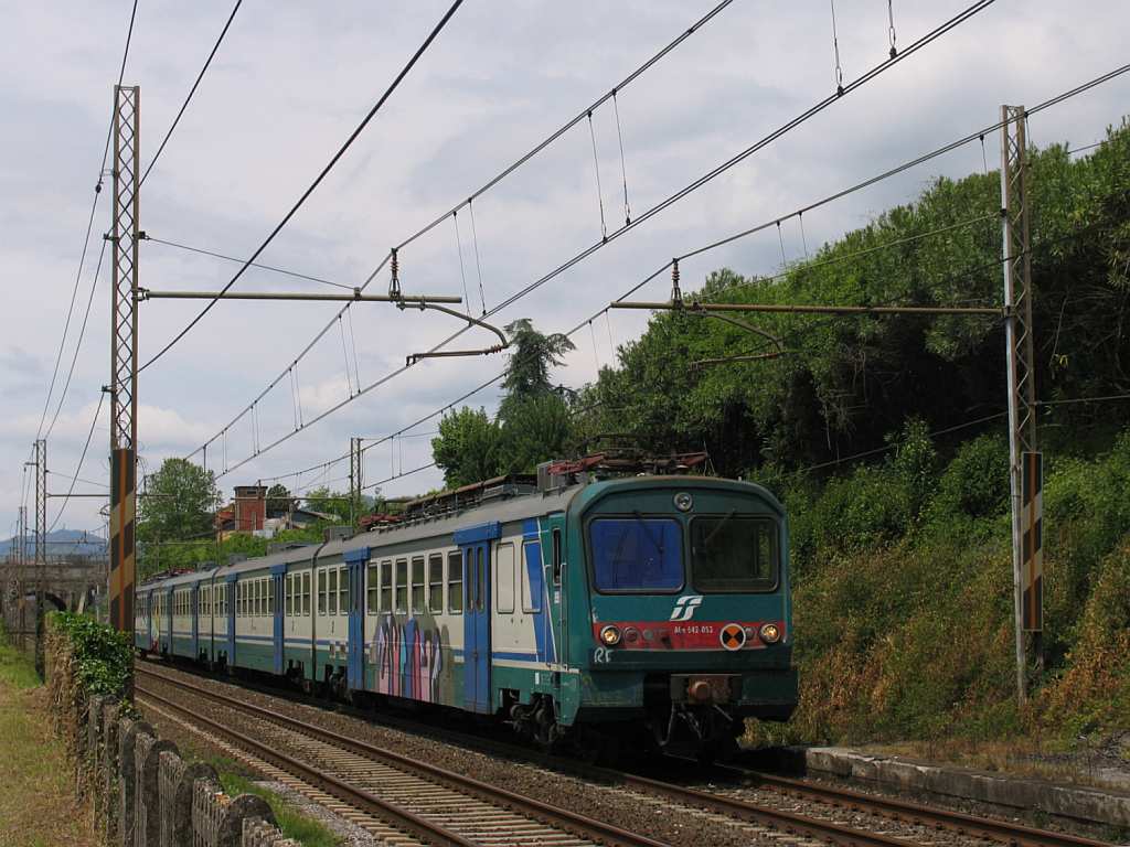ALe 642.053 / ALe 642.055 mit R11855 La Spezia Centrale-Pisa Centrale in die Nhe von das ehemalige Bahnhof Montignoso am 15-5-2012.