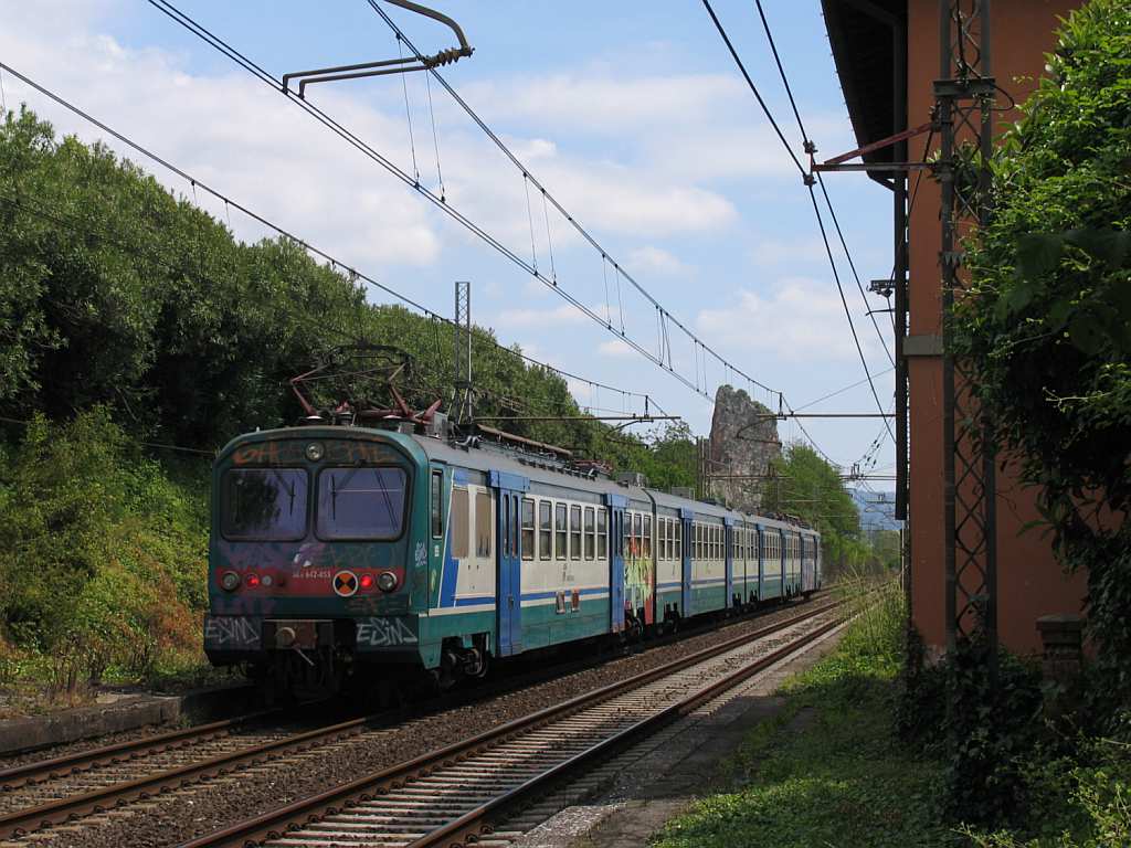 ALe 642.055 / ALe 642.053 mit R11855 La Spezia Centrale-Pisa Centrale in die Nhe von das ehemalige Bahnhof Montignoso am 15-5-2012.