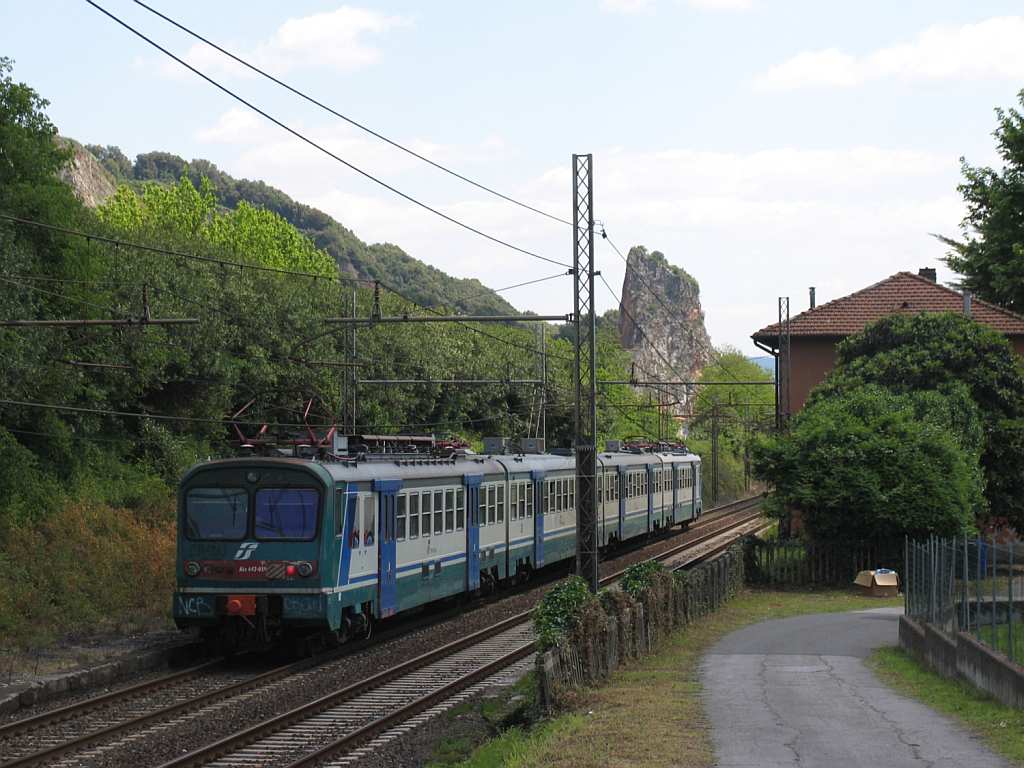 ALe 642.059/ALe 642.051 mit R11855 La Spezia Centrale-Pisa Centrale in die Nhe von das ehemalige Bahnhof Montignoso am 14-5-2012.