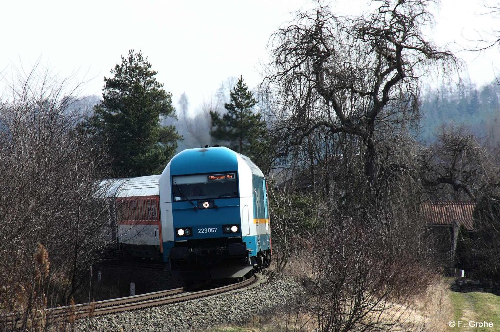 ALEX / VBG 223 067-0 vor EX 352 bzw. ab Grenze ALX 352 Praha - Mnchen, ČD KBS 180 Plzeň – Domalice – Furth im Wald, fotografiert zwischen Osvračn und Blizejov am 27.03.2012