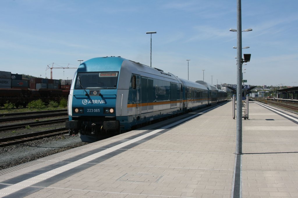 Alex Garnitur mit 223 065 als  Zugpferd bei der Aussfahrt aus dem Hofer Hauptbahnhof nach Mnchen(Hbf.).06.05.2011.