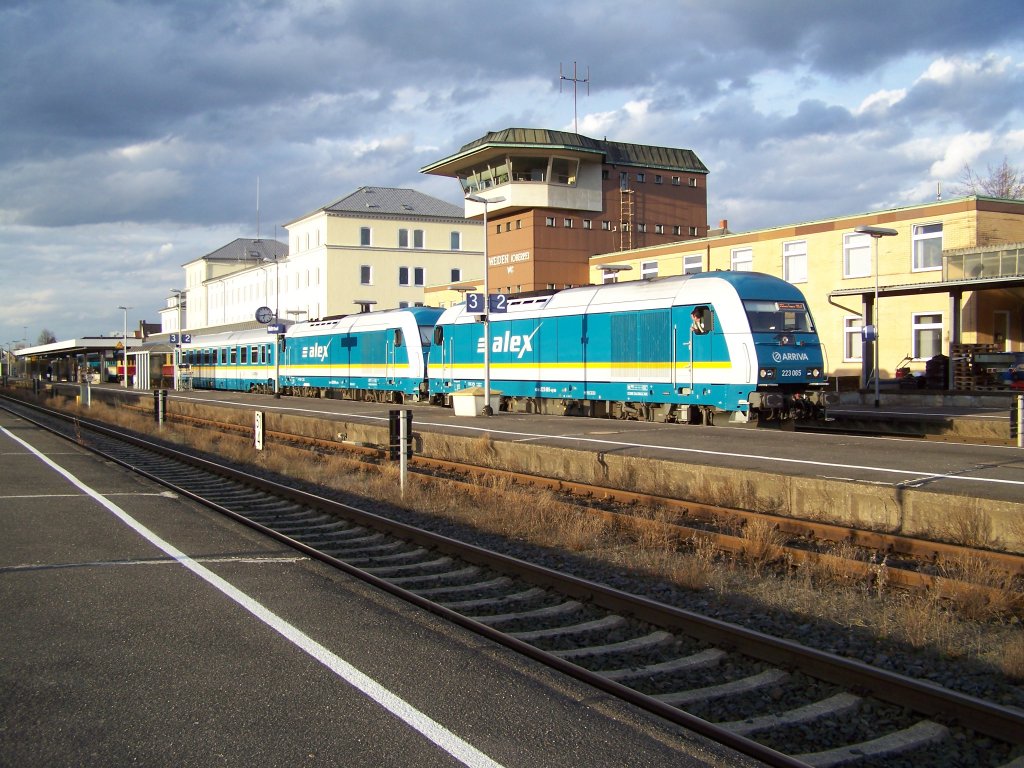 Alex mit 2 Loks auf der Fahrt von Hof Hbf nach Mnchen Hbf , macht hier gerade Station im Bahnhof Weiden (Oberpf).